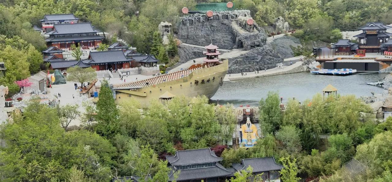 威海·华夏城

威海华夏城是除成山头、刘公岛外，本地人爱推荐游览的5A景区。华夏