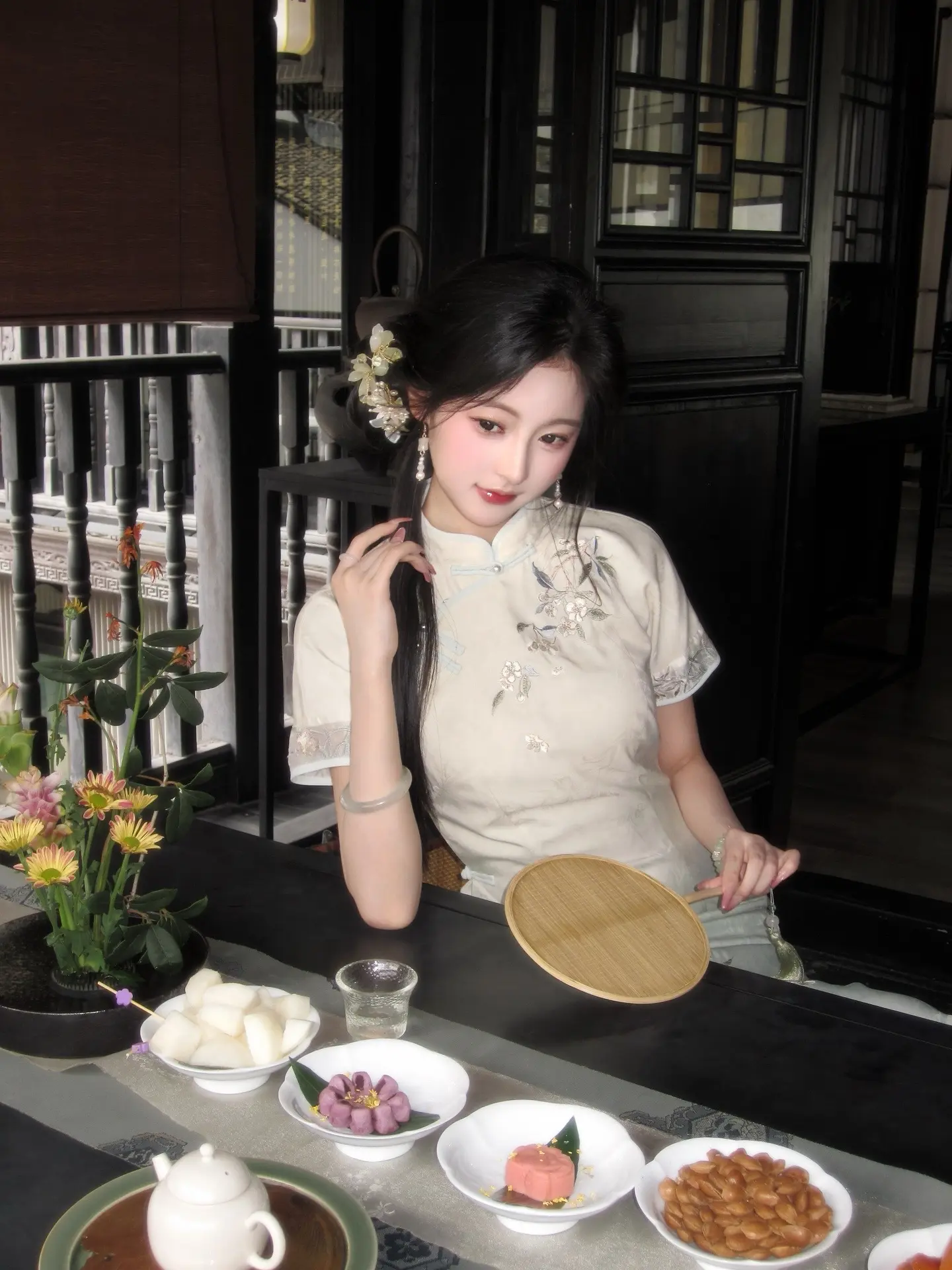 谁执笔你绘丹青。