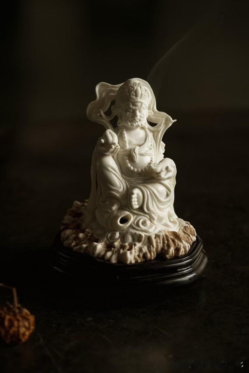 有些器物，一点香，就有了“气”。

这尊黄财神香炉，鹿角质地温润细腻，
不似石之