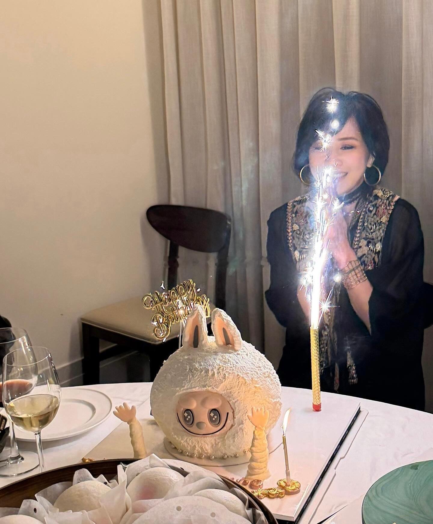 刘嘉玲提前庆祝60岁生日 