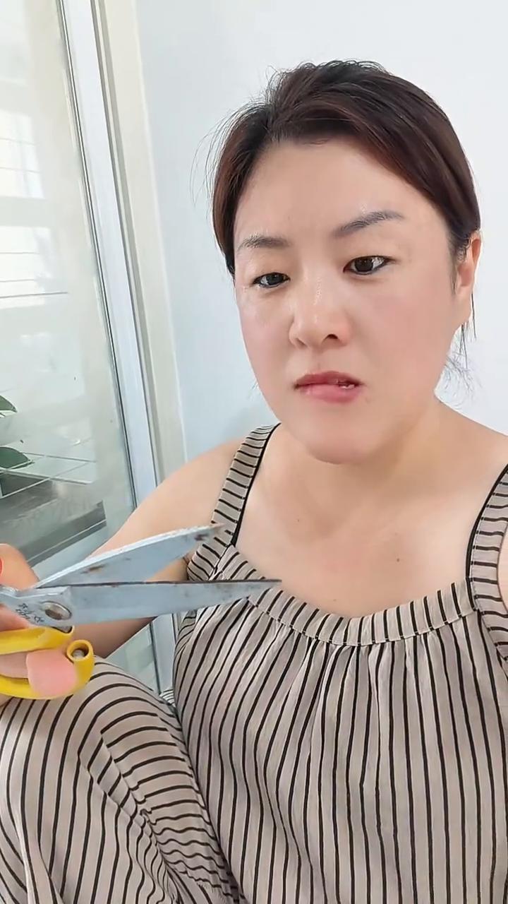 你的谎言让我看不破，你抱着别人还说爱我，其实你心里从没爱过我，我心如刀割痛苦向谁
