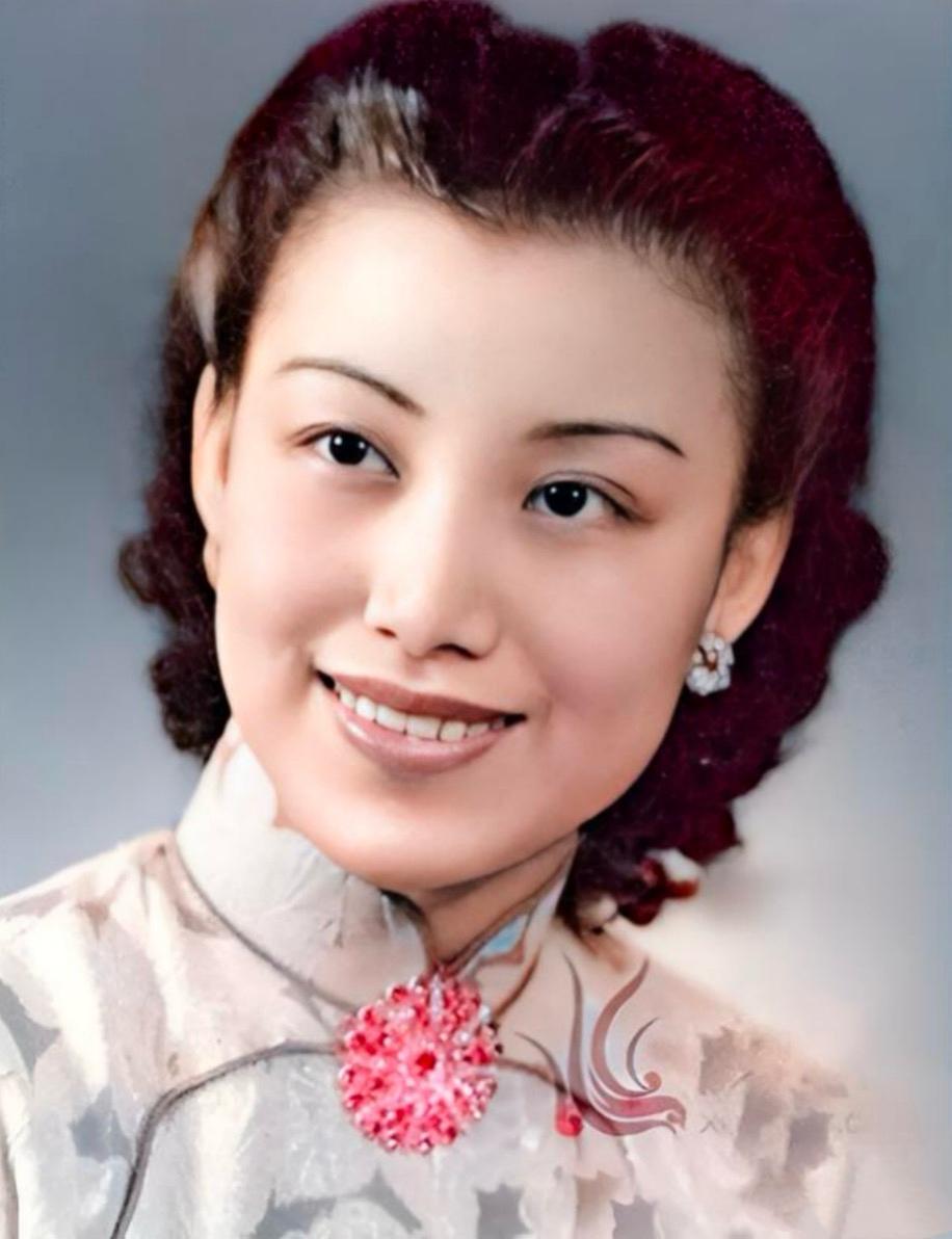 她是上海滩名副其实的千金小姐，她家有钱到什么程度呢？据说上海滩仅有两辆最新款别克