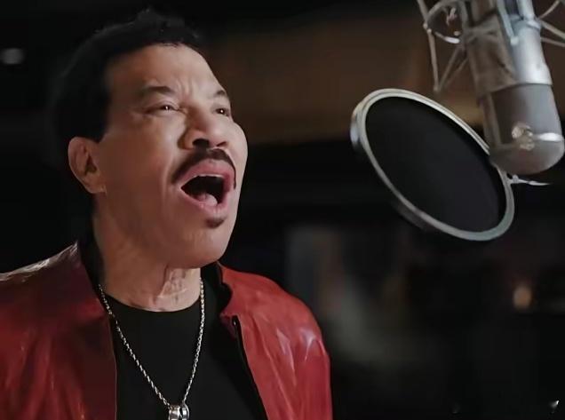 春晚第三个惊艳的节目 72岁的成龙大哥第10次登上春晚 和77岁的美国传奇歌手莱