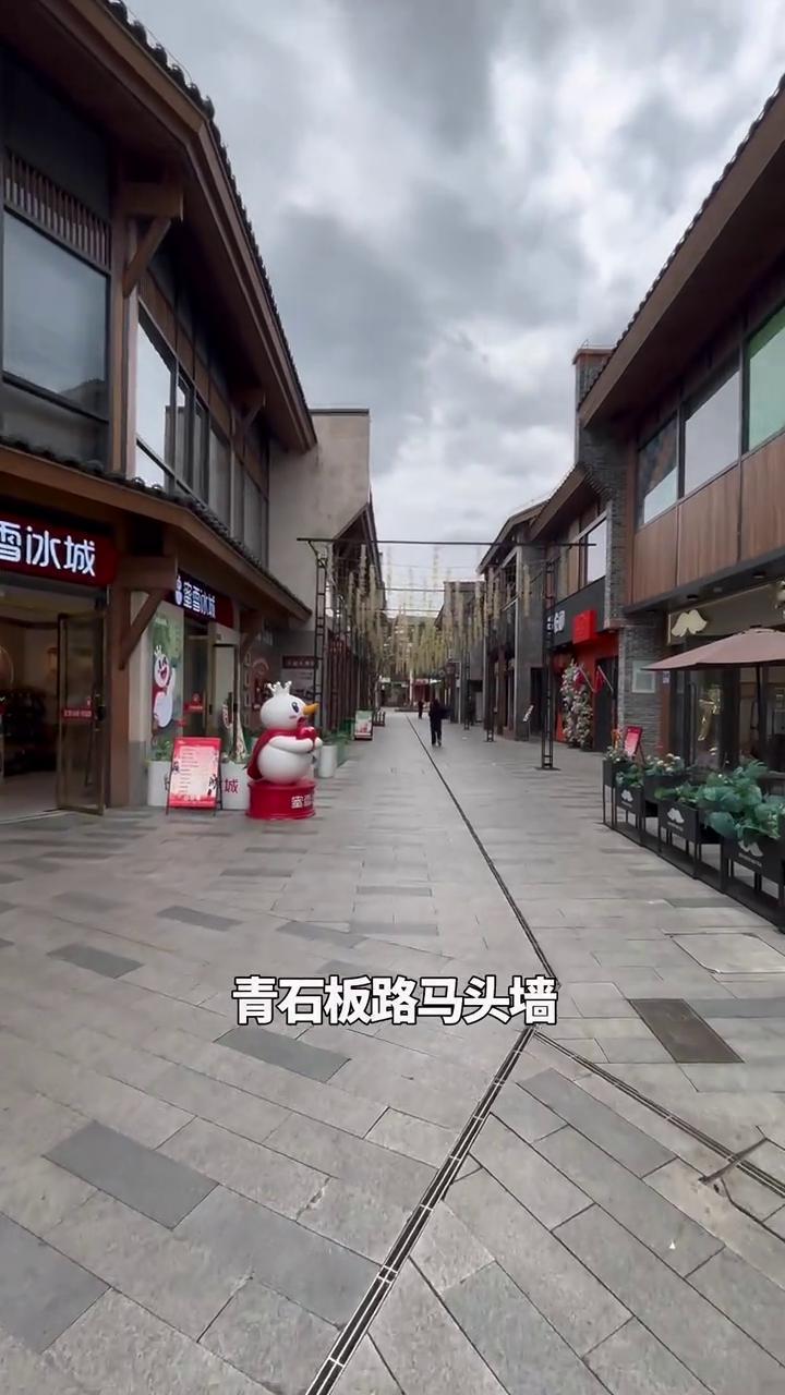 今天上饶这个天跟我在加拿大居住的小镇的天一样的蓝。大家看上饶已经达到这个程度了，
