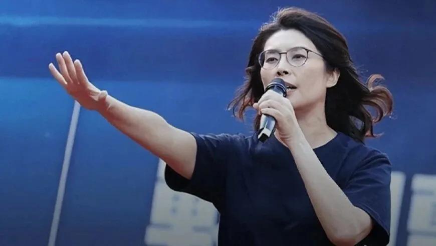 万万没料到，国民党主席郑丽文，一查才发现她不仅是个“蓝二代”，身上流着那一代人的