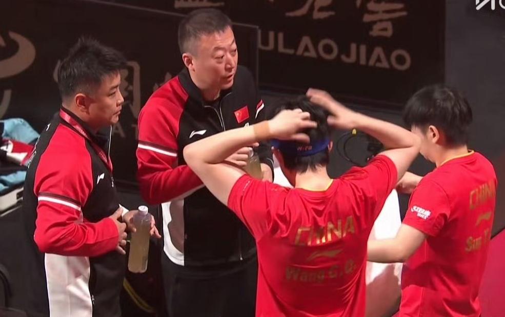 成都混合团体世界杯比赛小组赛首轮，中国队对战中国香港队，首盘莎头组合场外竟然是王