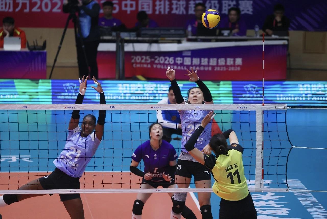 排球赛场精彩瞬间，扣球,拦网,防守,一气呵成！
网前飞跃如云烟，
排球争锋显英豪