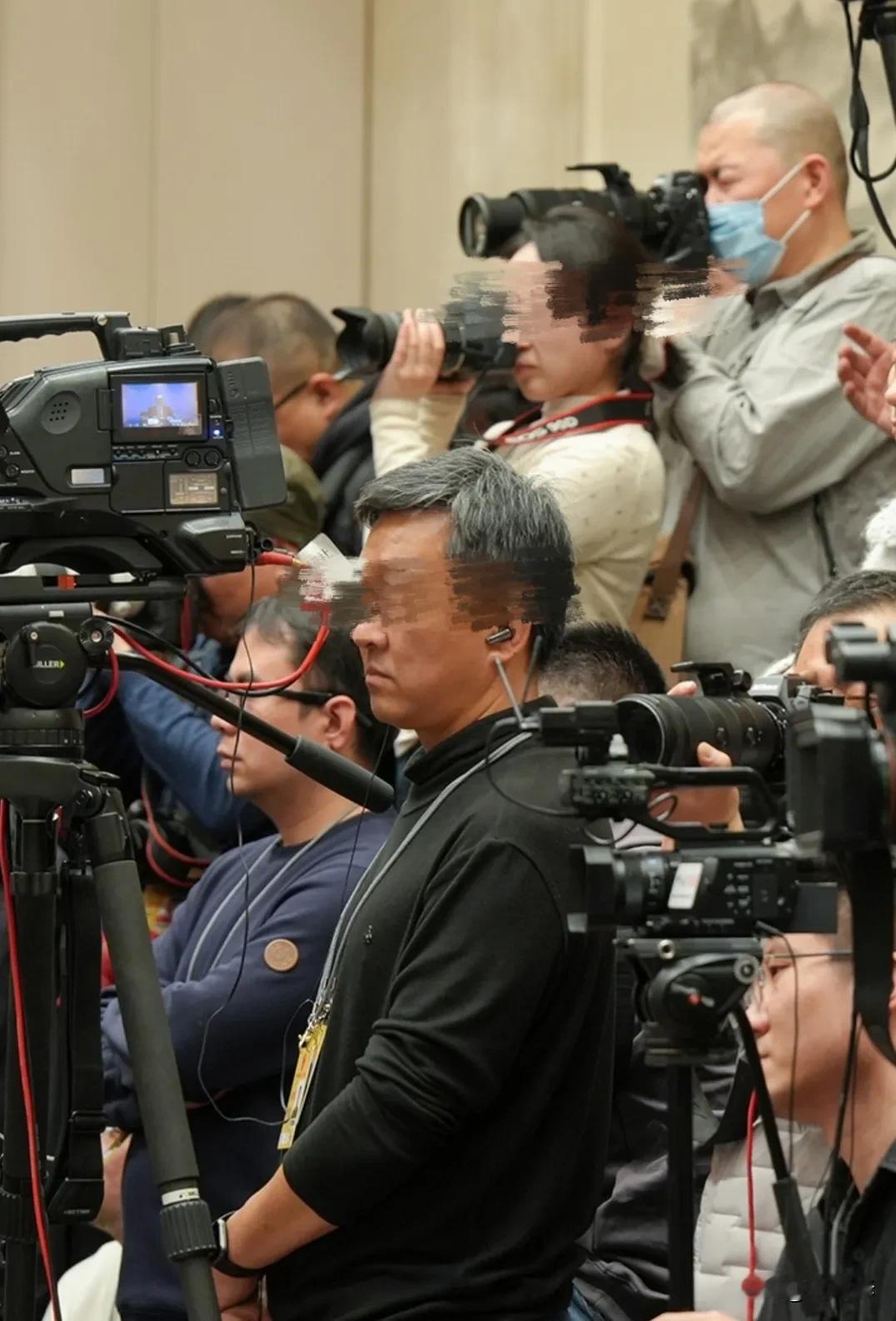 这次德国很生气，全世界宣扬我国招呼也不打一声，就用激光照射他们的飞机，这么做很过