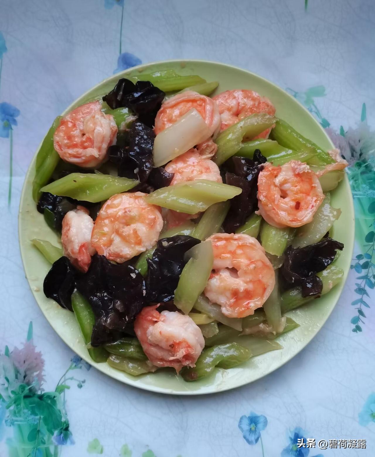 平凡的生活家常菜，每一天都值得记录，日复日的重复，都是小幸福!  一日三餐，长乐