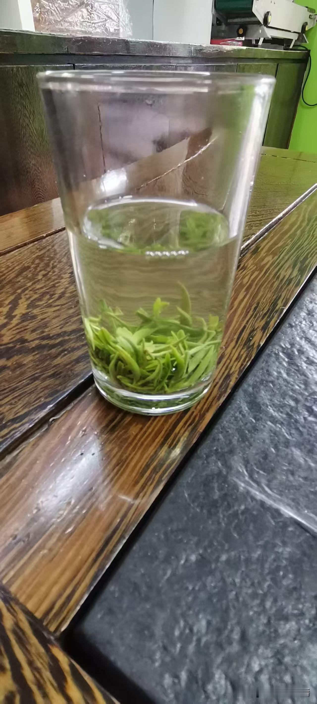 我们十堰的土特产有香菇木耳、茶叶，我的老家县城就是茶叶大县。
 
“茶会武当 香