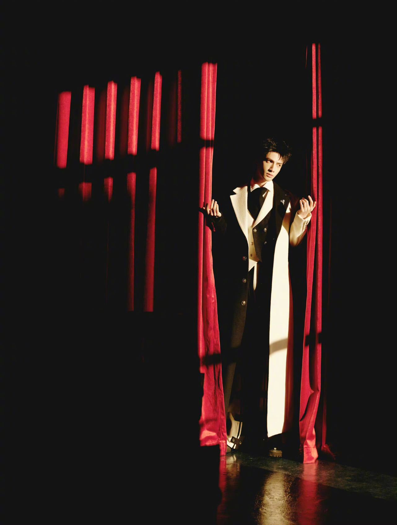 罗云熙穿了一身钢琴 黑白造型自带电影滤镜，优雅禁欲感直接拉满，戏里戏外颜值与气质