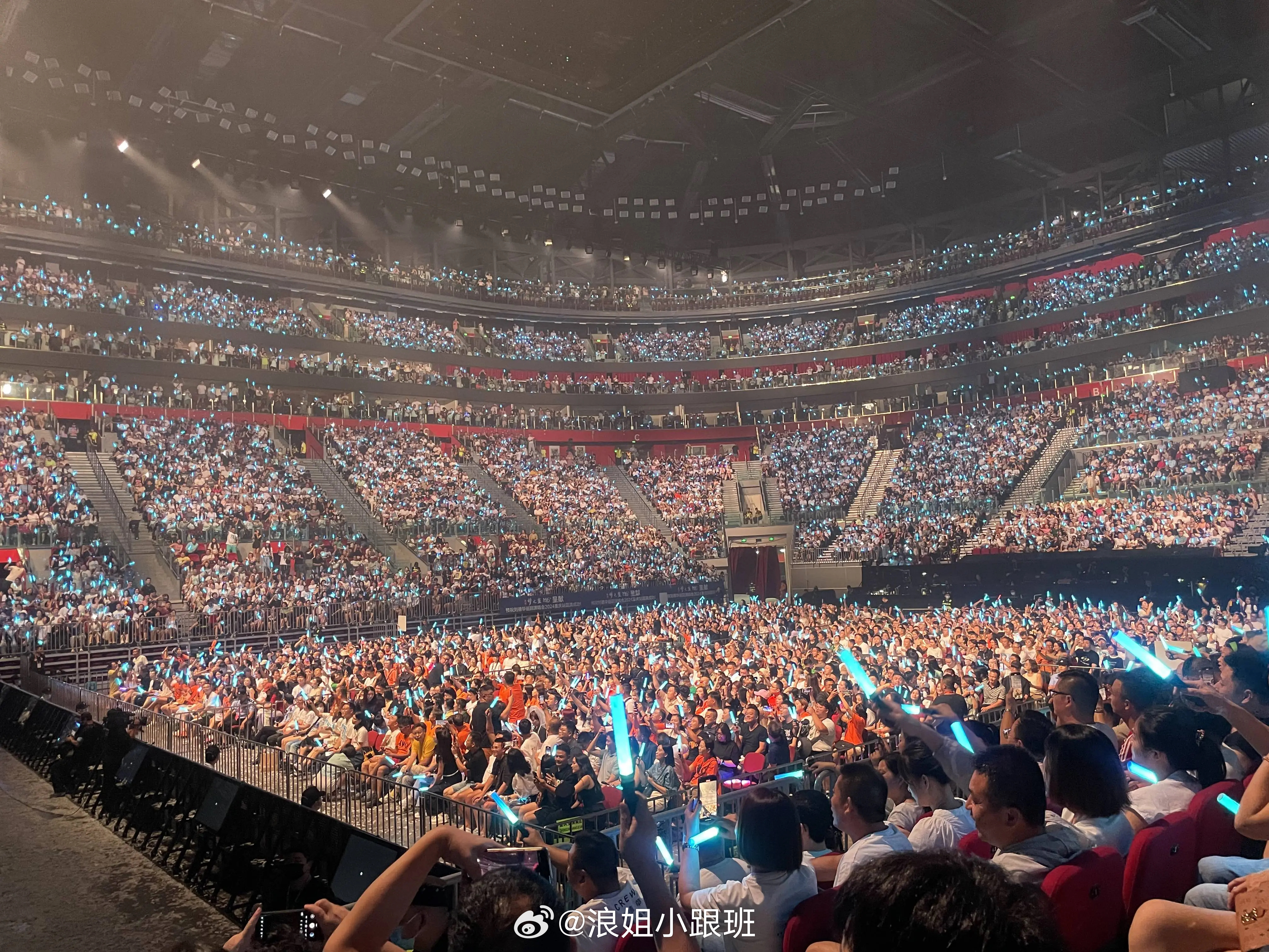 抽4个人去看演唱会！酒店+机票+演唱会门票全包！不要的可折现6000元！想干嘛干