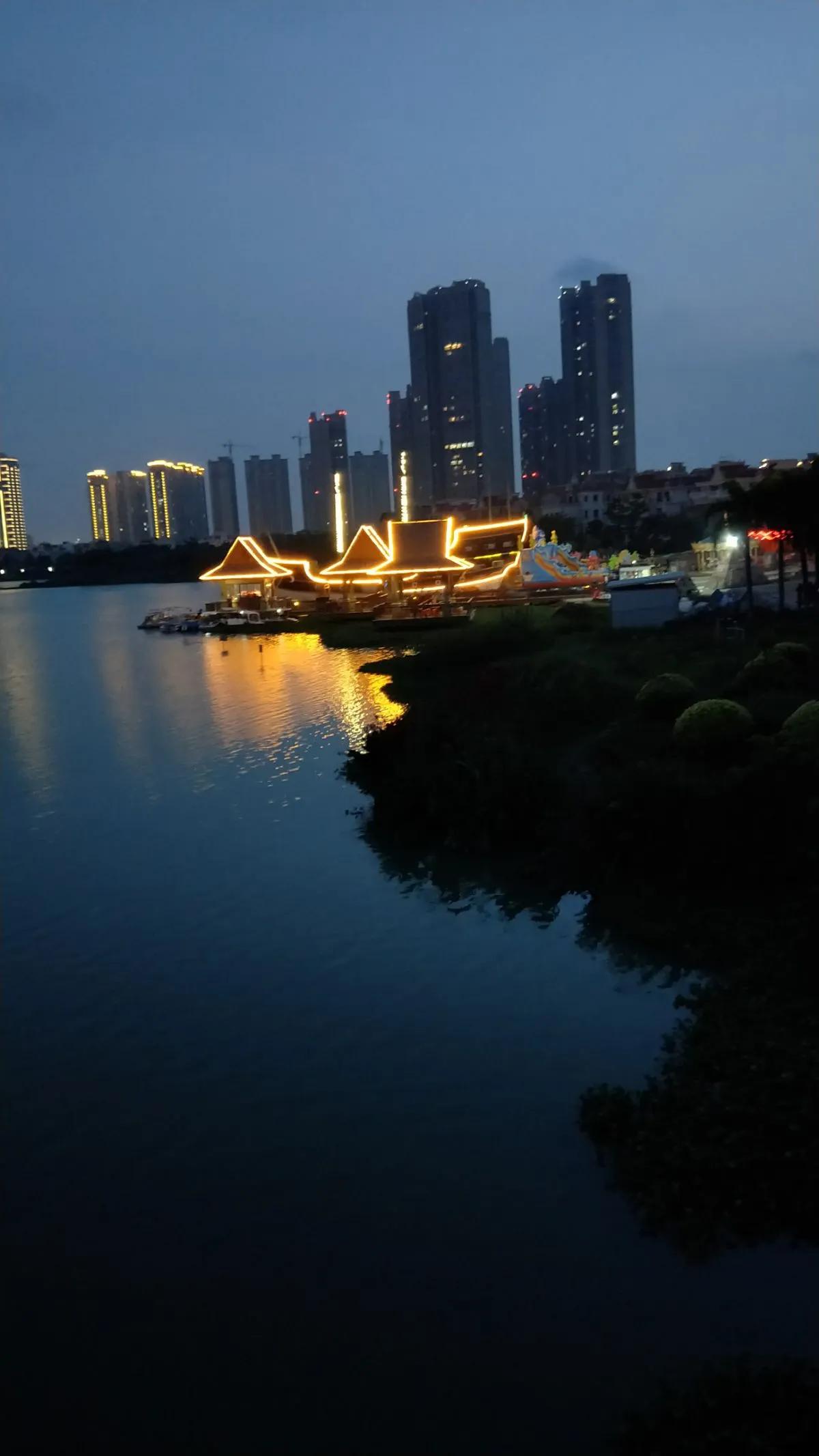 今晚坚持完成5公里夜跑，从小区往晋阳湖一圈，路灯把影子拉长又缩短，汗珠滑落时竟觉