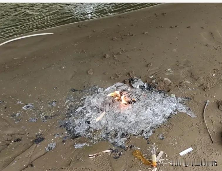 我又给你们送寒衣
#天堂亲人哀思！# #祭奠那一份真# 
每年十月一的寒衣节，我