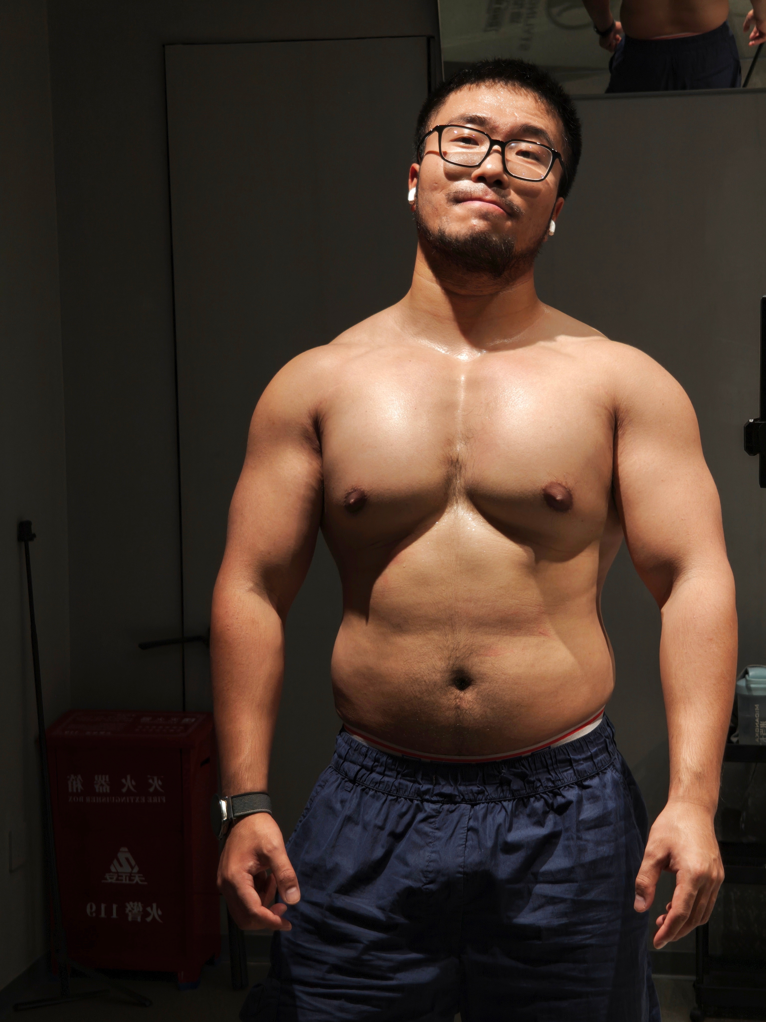 图一是相机live图直出，图二是视频转live，感觉图二好像更自然 