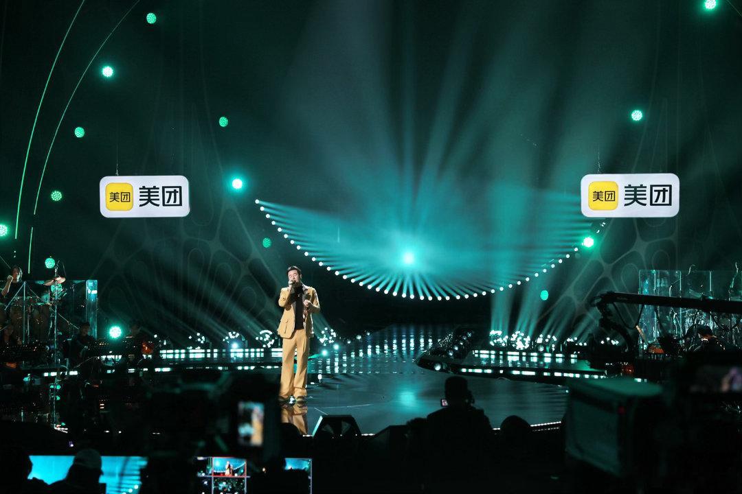 杨坤后半段神了杨坤后半段前半段收着情绪做好氛围铺垫，后半段杨坤放开嗓音尽情诠释旋