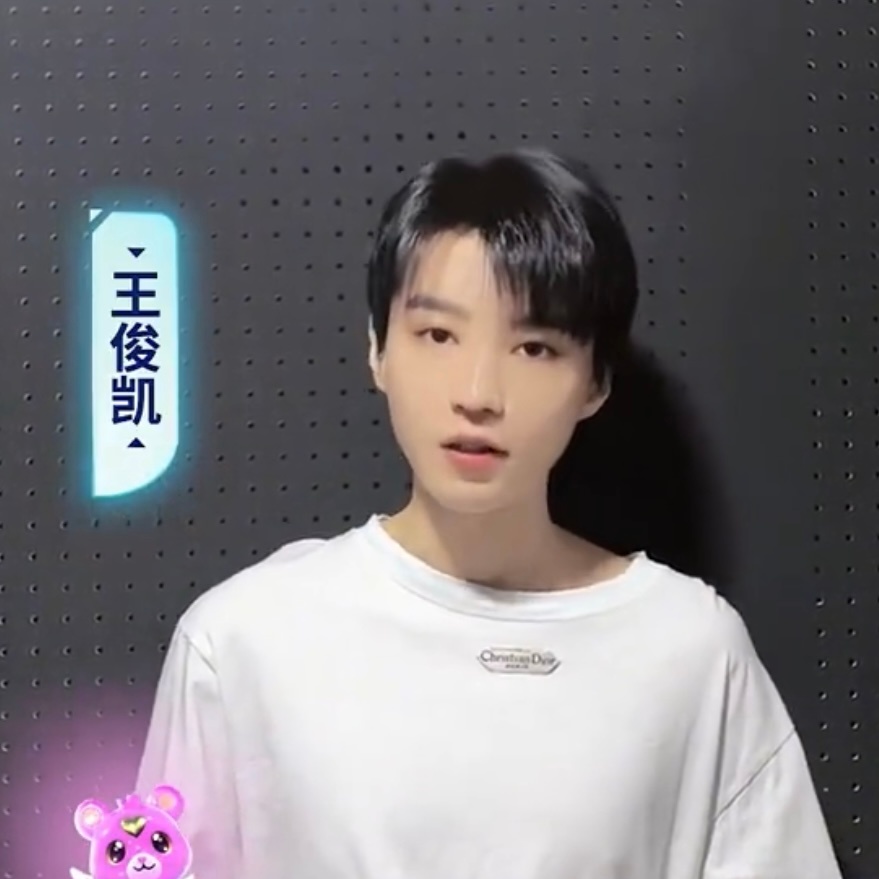 录电竞专用背景（？）不过又有点区别，可能是角度不同，也可能不是同一个地方😆 