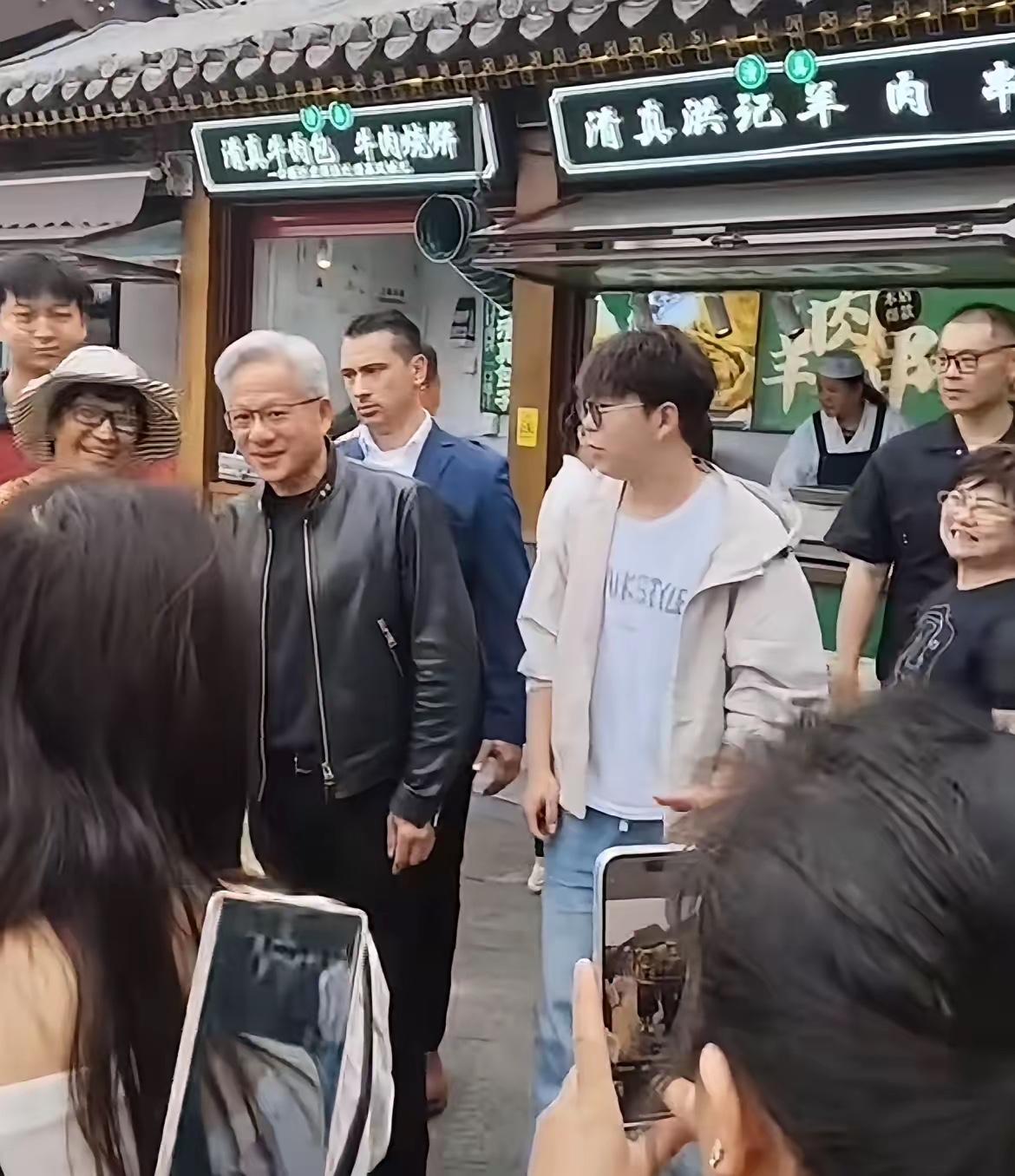 黄仁勋简直太接地气了！

人民大会堂会议结束以后，就来了南锣鼓巷。

北京不管啥