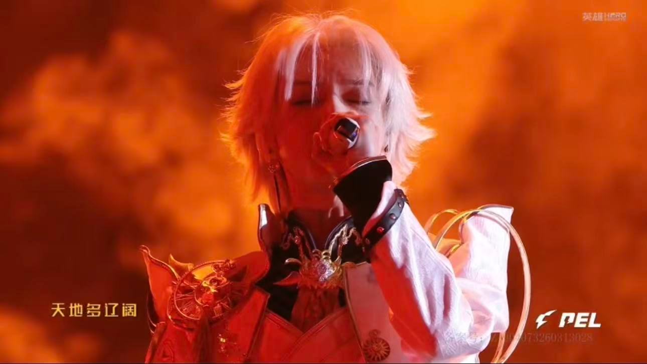 华晨宇PEL春决中场秀《名场面》奏响电竞序章，歌声碰撞赛场激情，定格每一个巅峰时