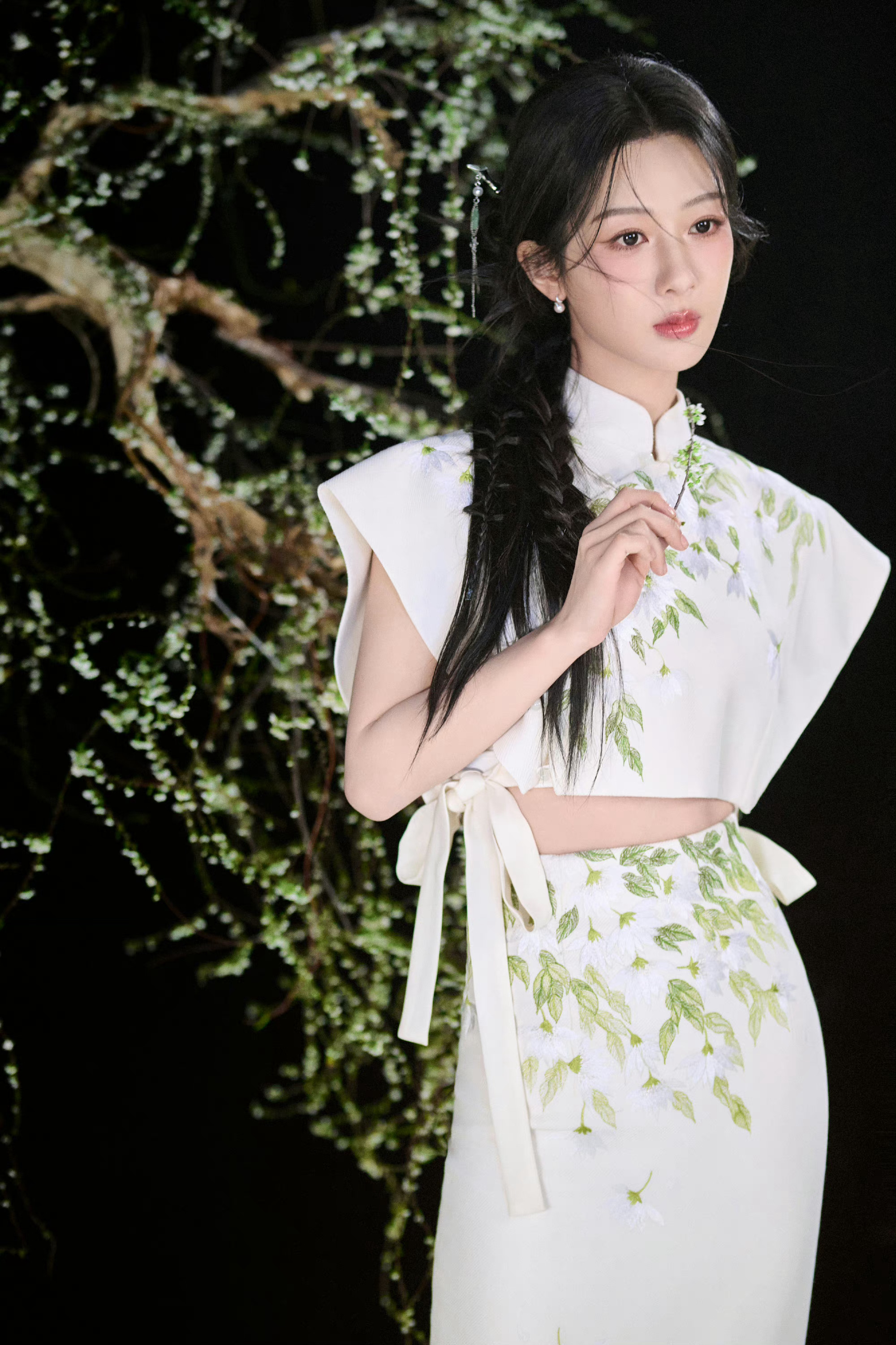 #杨紫新中式露腰装##杨紫温婉古韵妆#新中式露腰装+温婉古韵妆、今晚的直播妆造美