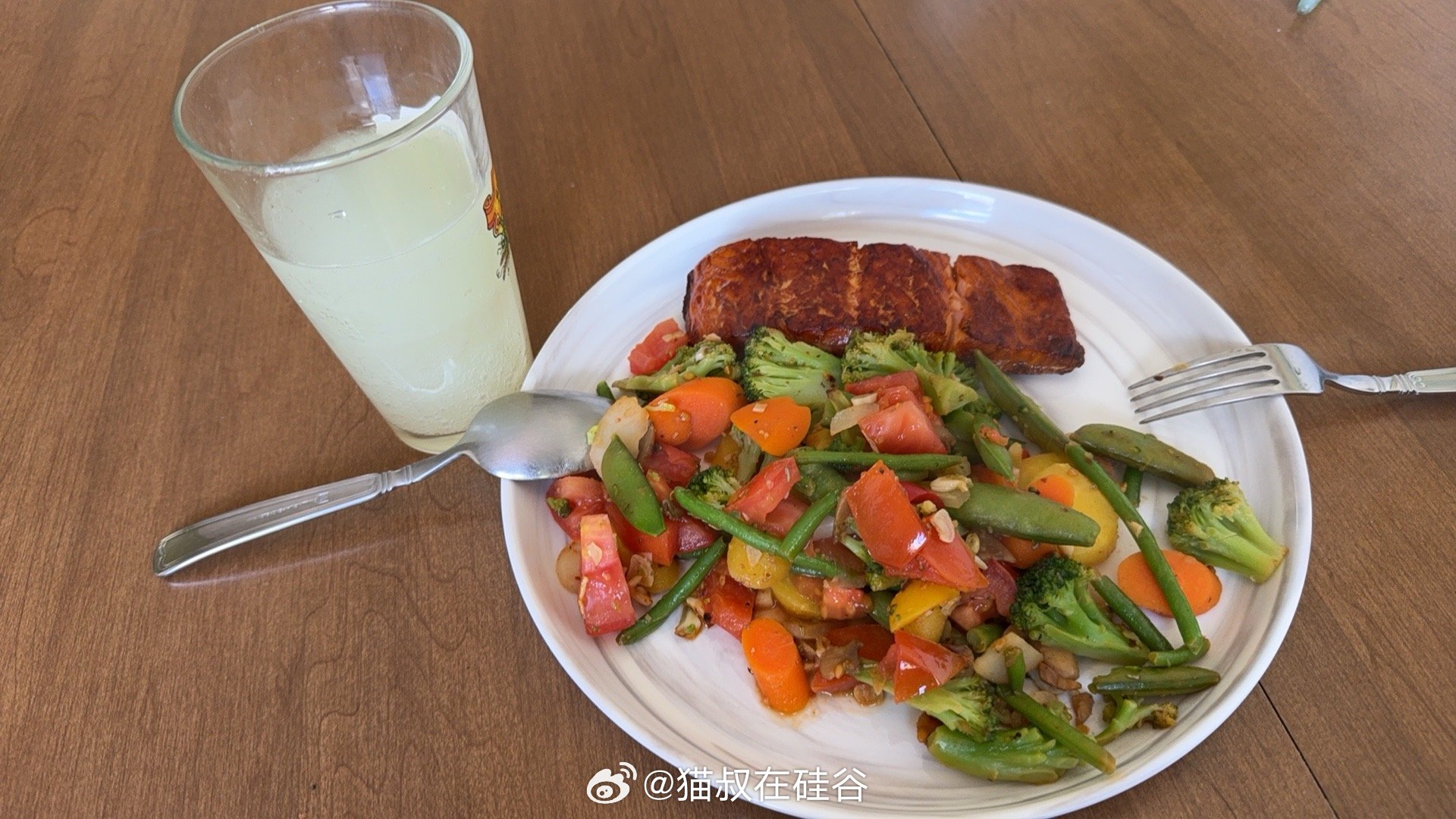 一块三文鱼、一盘炒蔬菜、一杯无糖柠檬气泡水。中午少碳水，饭后不犯困。 减脂餐减肥