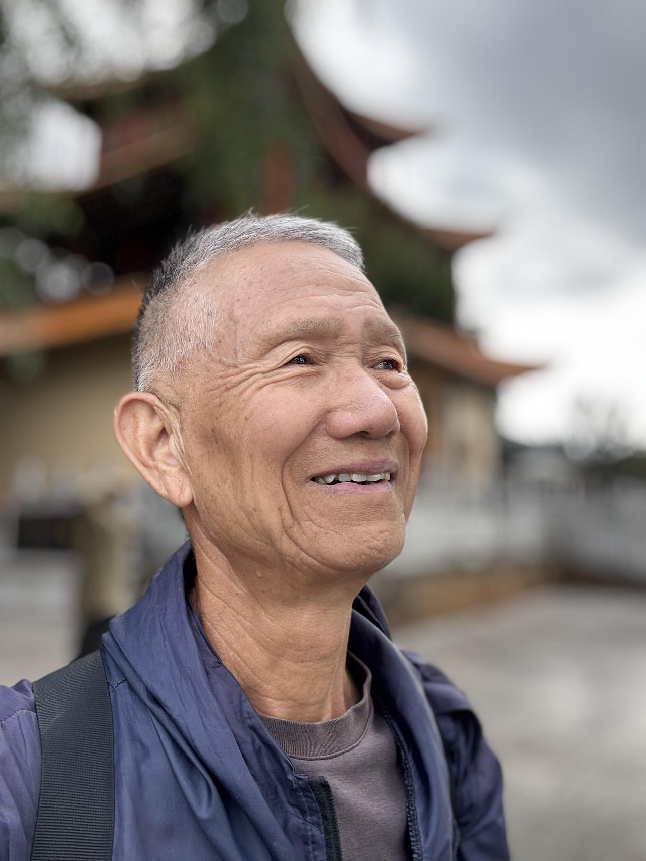 你每天清晨都会给我发一条短信
亲爱的哥哥，早上好

每次看到这条短信，我的心都痒