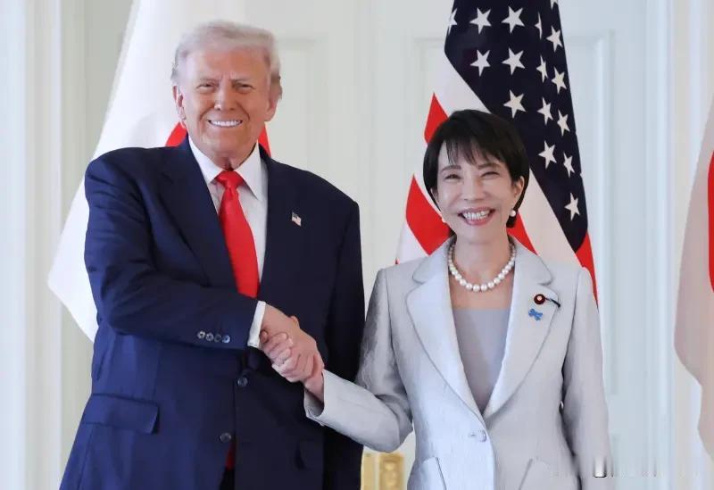 东京这次是真的坐不住了。高市早苗急着把电话打进空军一号的机舱，表面上是为了确认美