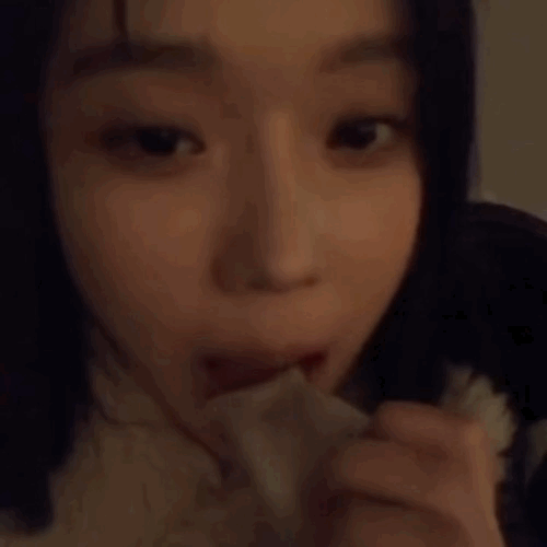 她的人比手里的东西更糯叽叽