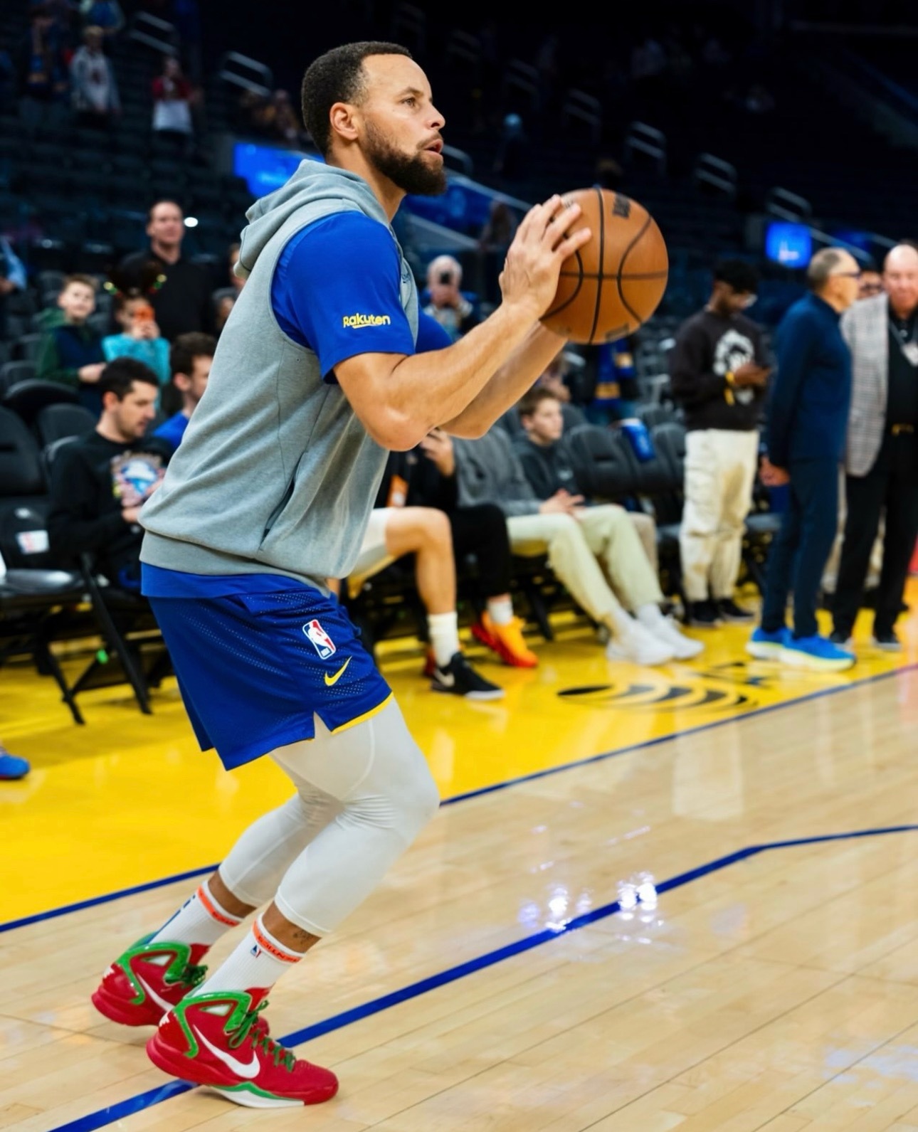 圣诞节，库里致敬年轻的自己库里热身时穿了一双自己曾经的Hyperdunk 201