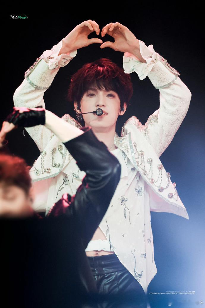 张泽禹19岁生贺照完全可以感受到了粉丝的爱，一岁一礼，一寸欢喜！19岁的张泽禹，