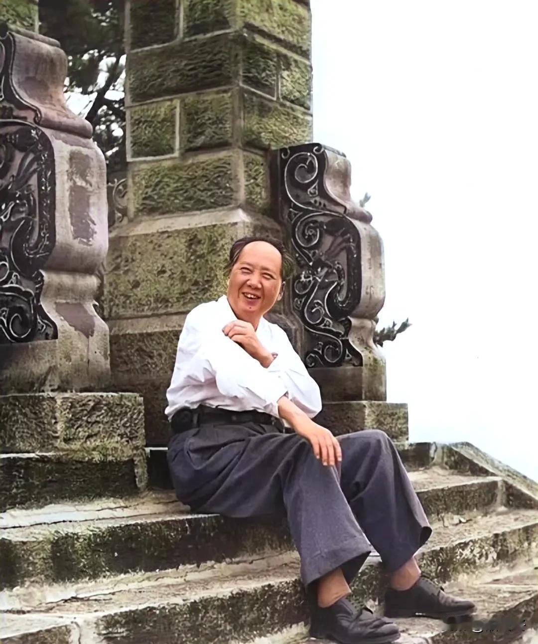 他坐在台阶上，满面笑容，永远都是那么温暖，那么慈祥。
我们永远不会忘记您！我们永