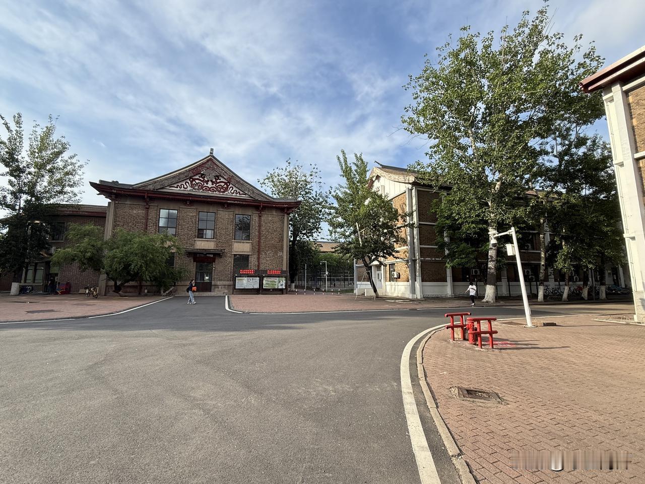 看到南开大学八里台校区老楼的照片，思绪一下子就飘回学生时代了。照片里的学生三食堂