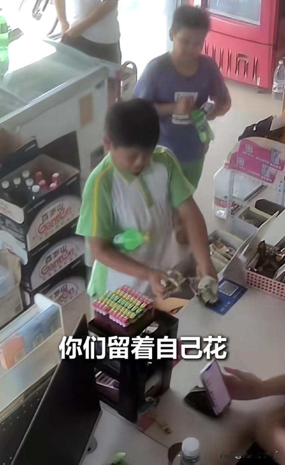10块5毛钱，治愈了一个快要撑不住的实体店老板。

 近日，广州一家超市里，三个