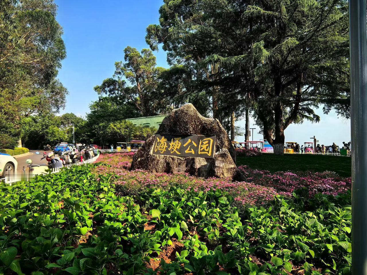 到昆明，吹一吹滇池清凉的风，看一看夜色中的金马碧鸡坊，感受一下昆明老街的人间烟火