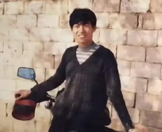 陆中明是个木匠，1999年夏天进城打工，想给儿子挣点学费。那天有人喊他修窗户，说