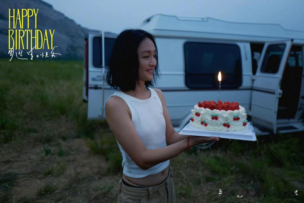 50岁的周迅确实让人有点看不明白。

你说她完全不在乎形象吧，可今年7月网友在江