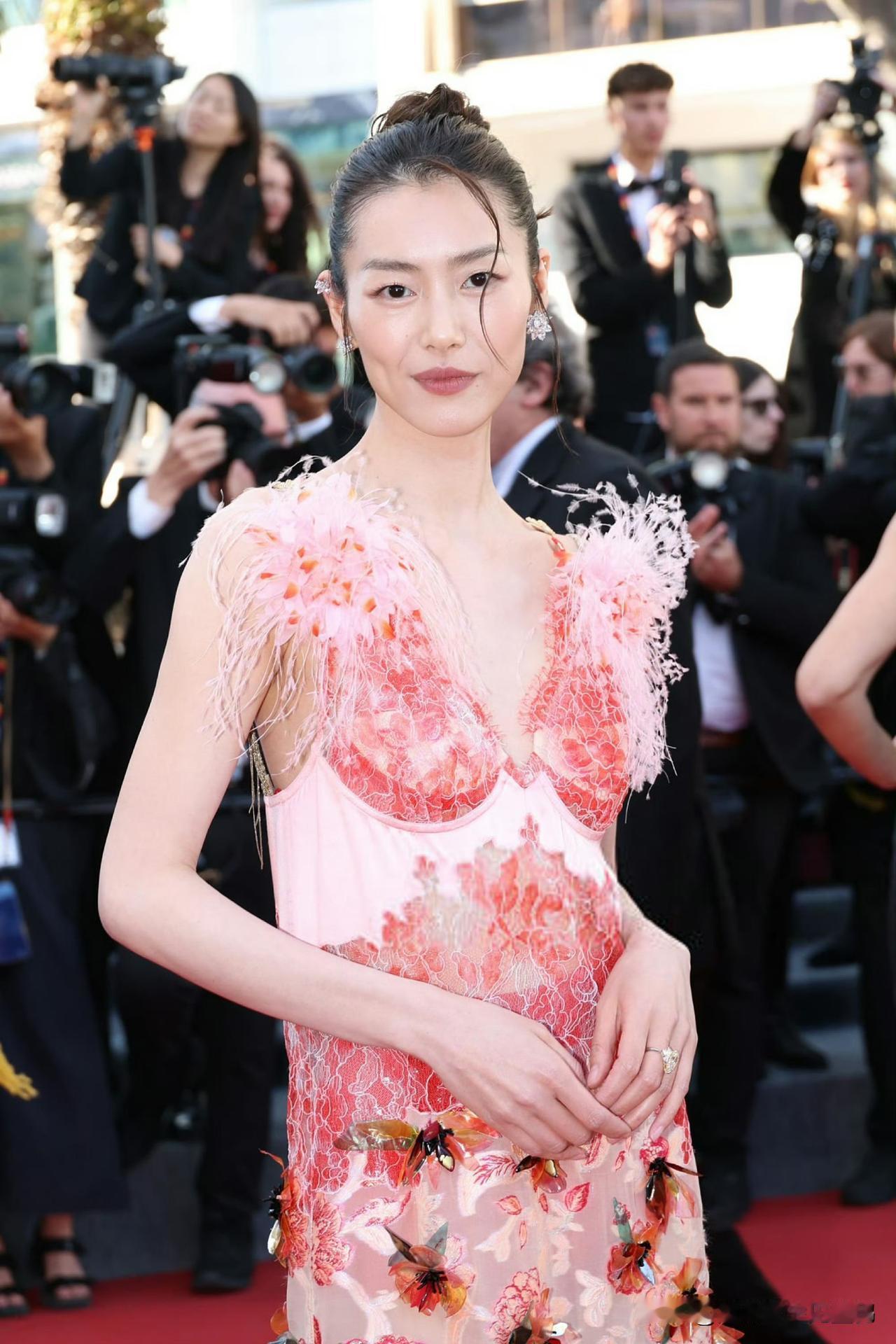 刘雯第十次踏上戛纳红毯！香奈儿粉裙配暖阳笑，这松弛状态太杀了

当第79届戛纳电