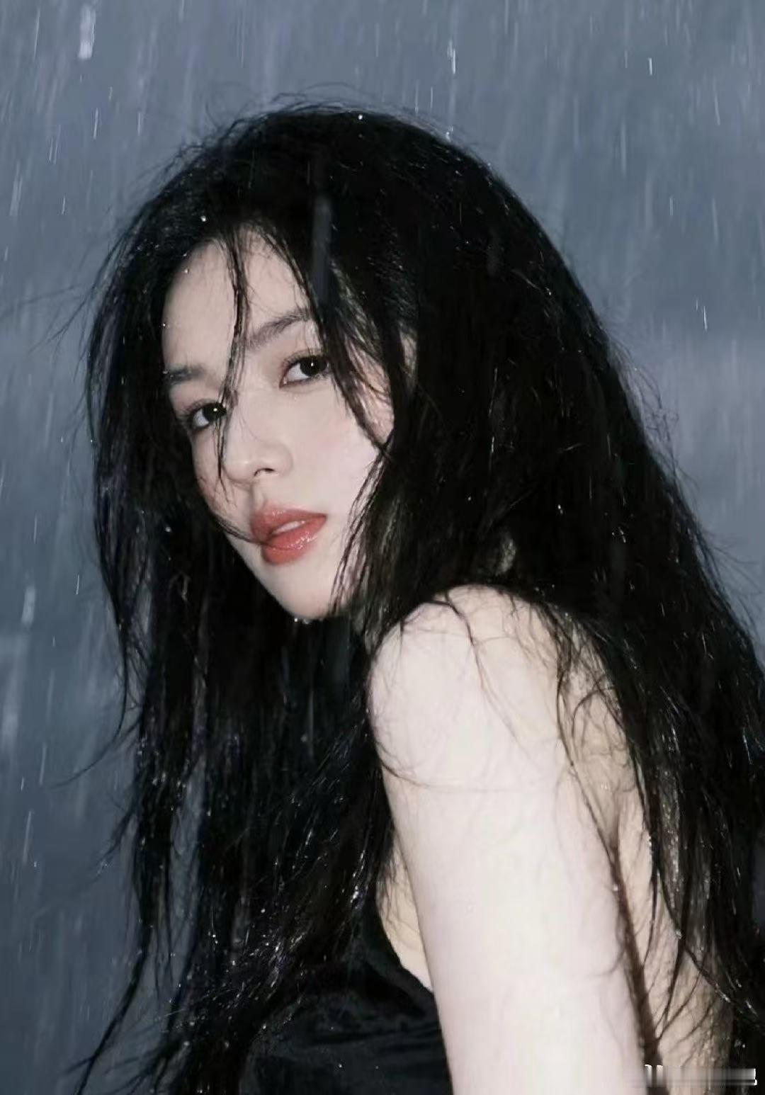 周也女鬼塑大片 终于有女明星把女鬼塑拍出高级感了，不是靠吓人的妆造，是骨子里透出
