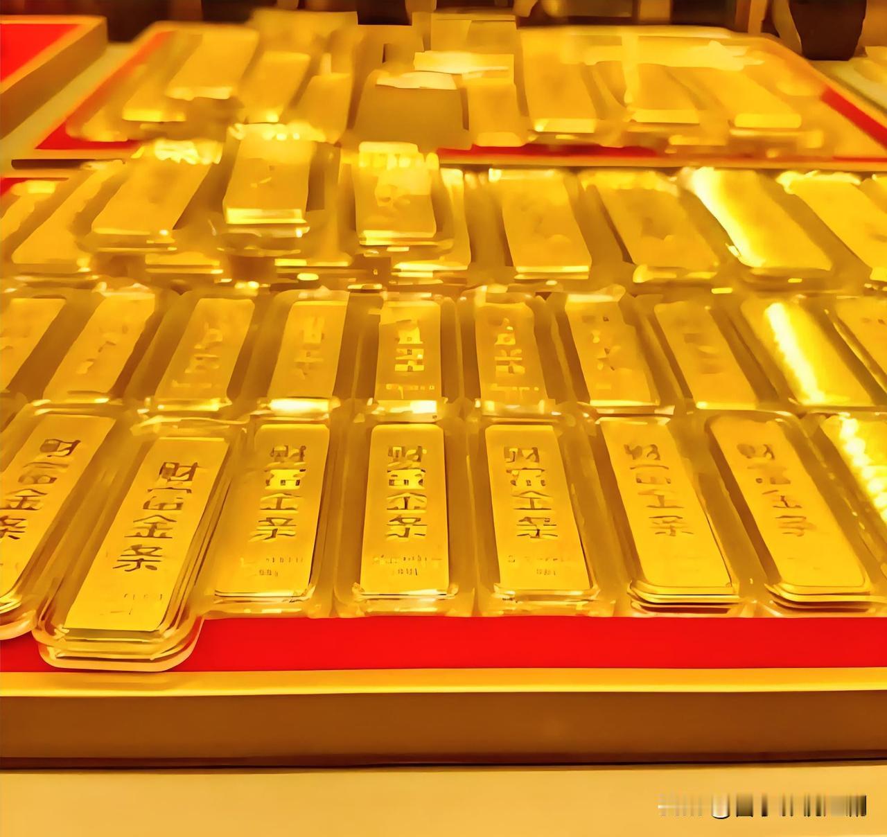 金价高位震荡，年轻人的结婚消费观直接彻底“反套路”了。品牌金饰每克溢价几百块，买