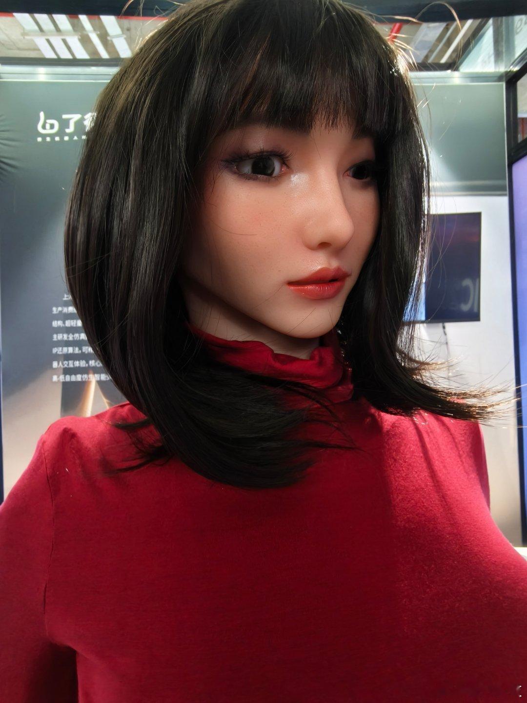 智能迎宾机器人 ，颜值几分? waic20262026世界人工智能大会