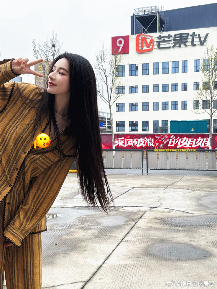 张宸逍发长文安利代斯 摒弃敷衍的夸赞，张宸逍用文字细数代斯的努力，这位兼具颜值与