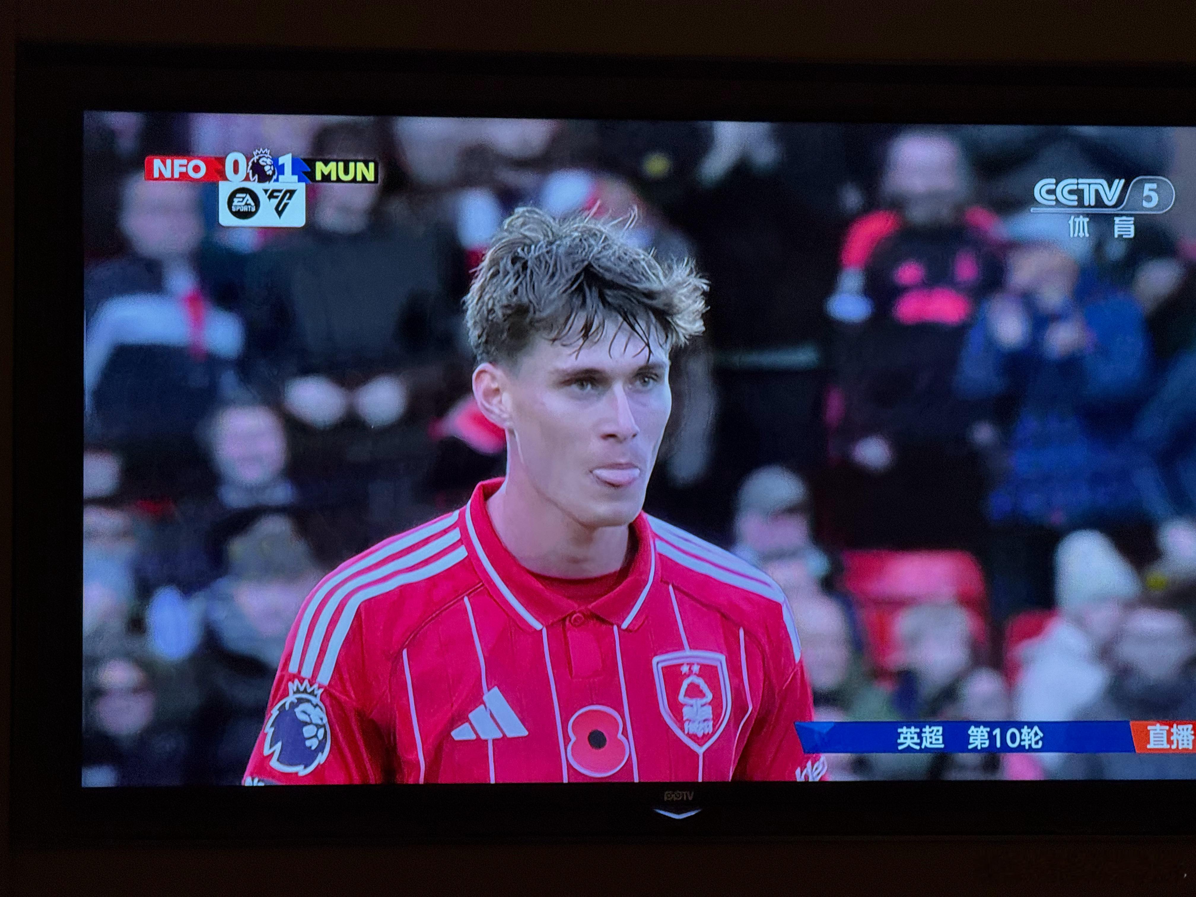 刚回酒店，打开电视曼联就领先了，谁告诉我发生了什么，这还是我熟悉的曼联吗？ ​​