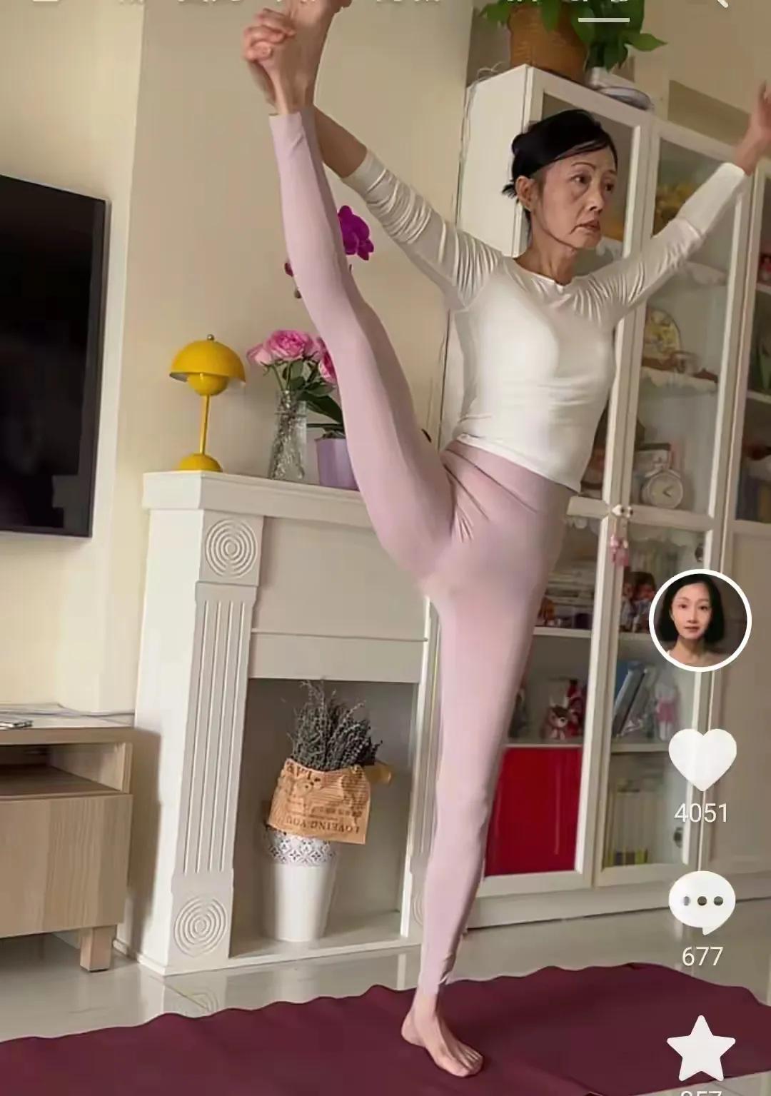 保剑锋的前任黄慧颐已经58岁，分享瑜伽视频，关掉美颜的一瞬间好苍老，简直不敢相信