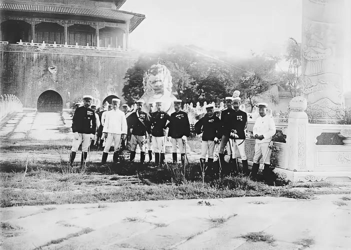 这是当年八国联军进犯北京时，于天安门金水桥畔留下的合影。照片里，侵略者们个个趾高