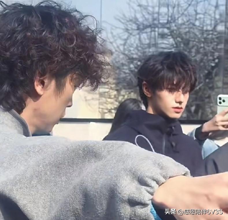 好家伙，这排面！穿个Prada出门带这么多保镖，果然是独宠的待遇。别说，这件冲锋