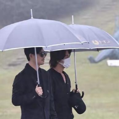 谁能想到，
周渝民、言承旭
现身大S雕像揭幕仪式，小S强忍泪水主持，现场播放《姐