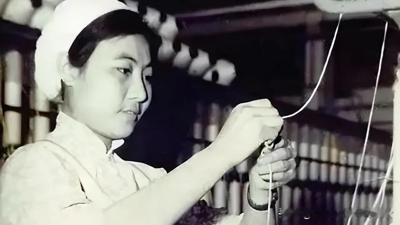 1977年，吴桂贤主动卸下副总理职务，回到了魂牵梦萦的西北国棉一厂。刚到陕西的当