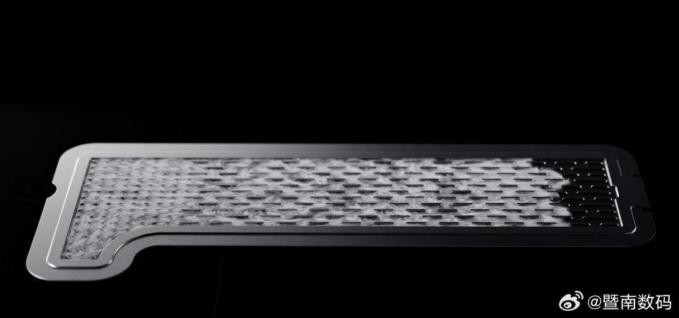苹果终于给 iPhone 用上 VC 均热板了，邀请函的意思还真就是热力图，全新