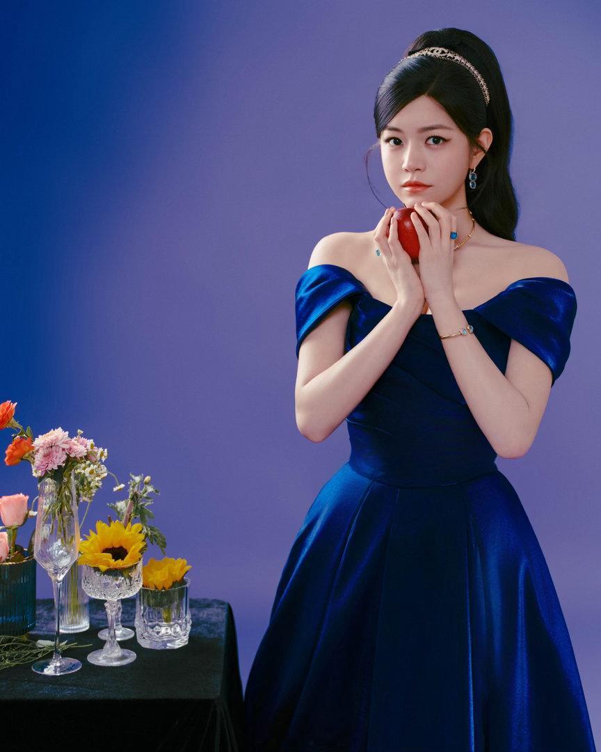 宫廷公主来人间走秀了！这套造型简直是复古千金穿搭模板——发带轻挽高颅顶，一字肩展