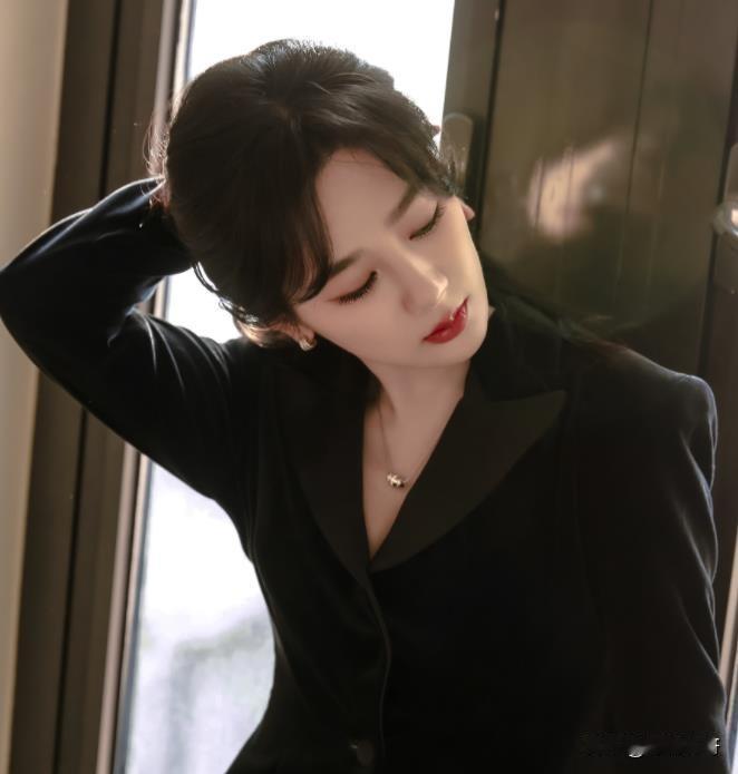 有网友提议，让杨紫替代刘亦菲来出演《玫瑰的故事》里的黄亦梅，你觉得这剧要是没有拍